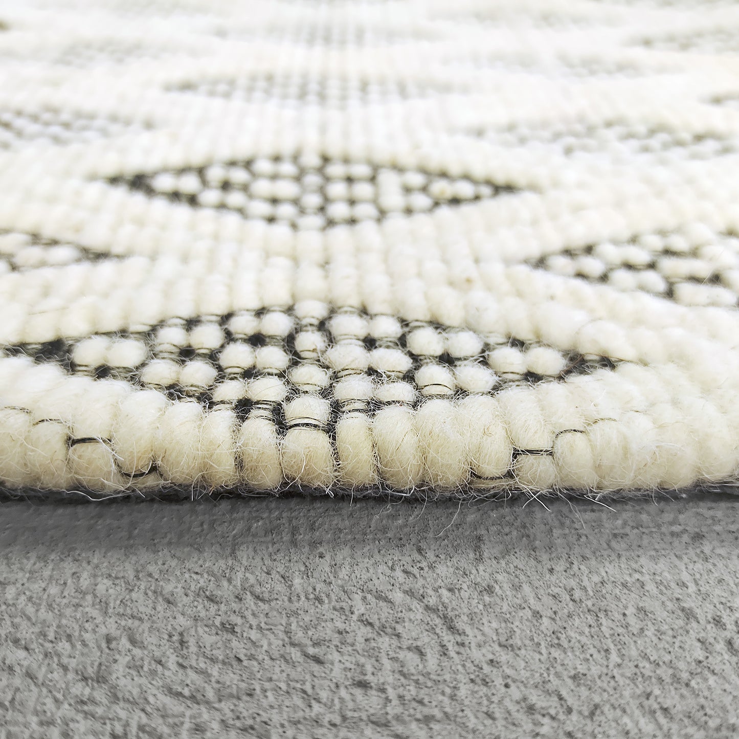 Lola 2120-190 Ivory/Charcoal Area Rug