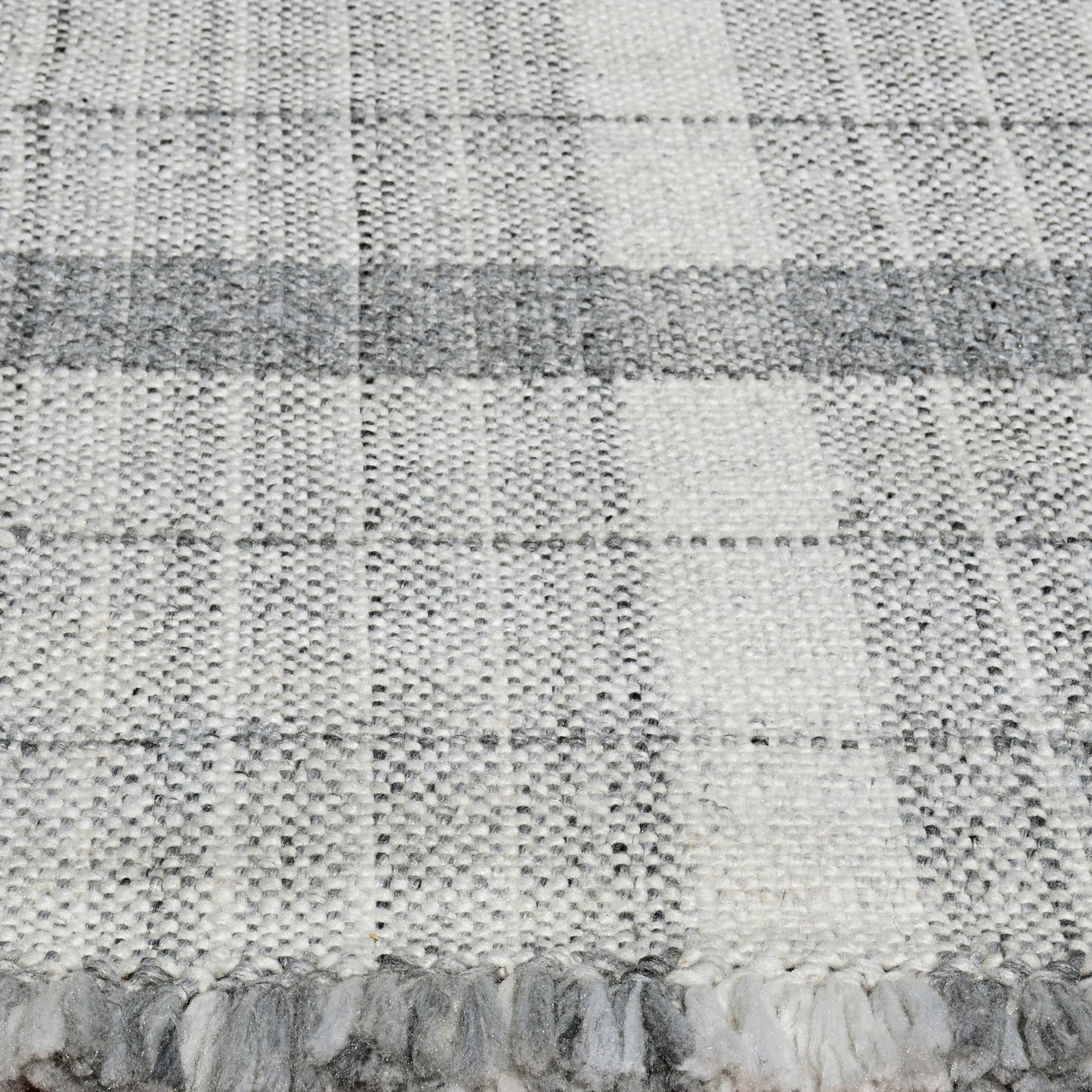 Titus 5917-909 Grey/Silver Area Rug