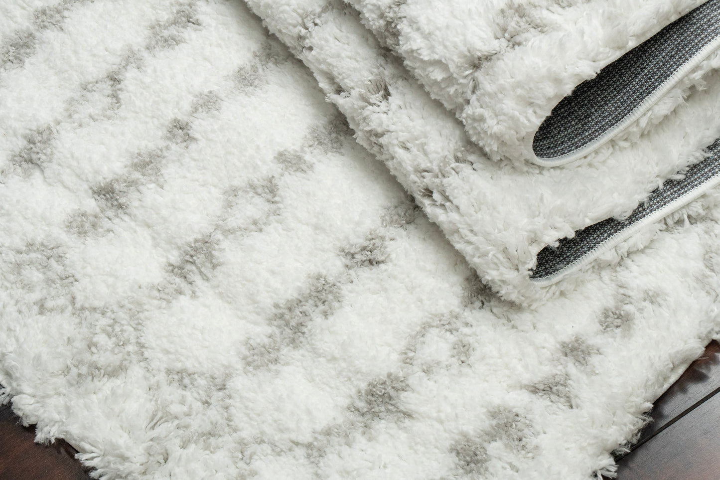 Nordic 7433-100 White/Silver Area Rug